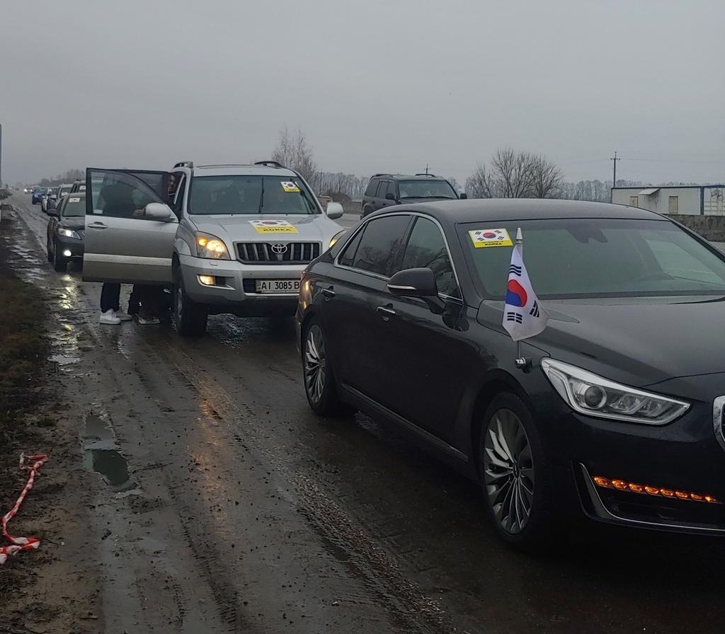 태극기를 부착한 채 키이우를 빠져 나오는 주우크라이나 대사관 일행