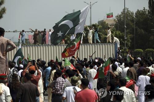 3일 파키스탄 수도 이슬라마바드에서 구호를 외치는 여당 지지자.