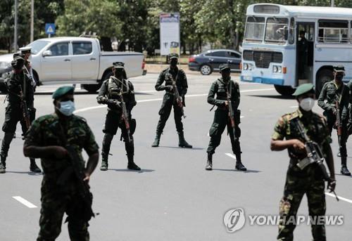 '경제난 민심 폭발' 스리랑카, 비상사태 선언 이어 내각 사퇴