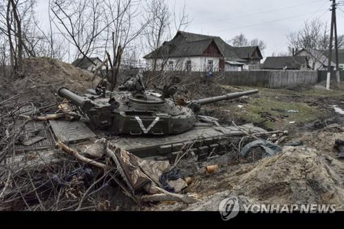 키이우 인근서 파괴된 러시아 탱크 [EPA=연합뉴스 자료사진]