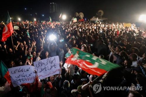 파키스탄 칸 총리 불신임에 전국서 항의 시위…"자유 위한 투쟁"