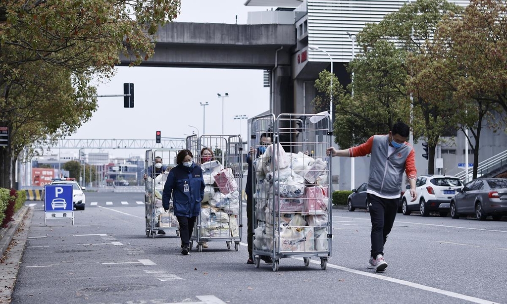 상하이 지역 공동구매 물품 배달하는 마트 직원들