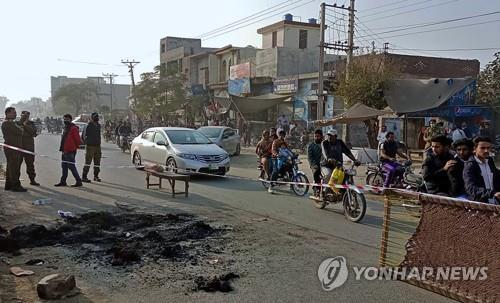 집단 난동이 발생한 파키스탄 시알코트 스포츠용품 공장 앞 도로