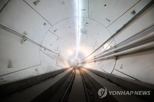 일론 머스크가 시험한 하이퍼루프의 내부 풍경