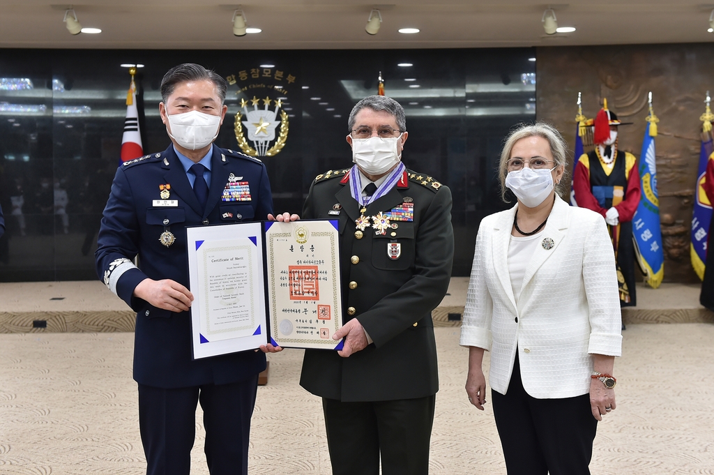 (서울=연합뉴스) 원인철 합참의장이 3일 셀추크 바이락타르오을루 터키 부총사령관에게 우리 정부를 대신해 보국훈장 국선장을 서훈한 후 기념촬영을 하고 있다. [합참 제공]