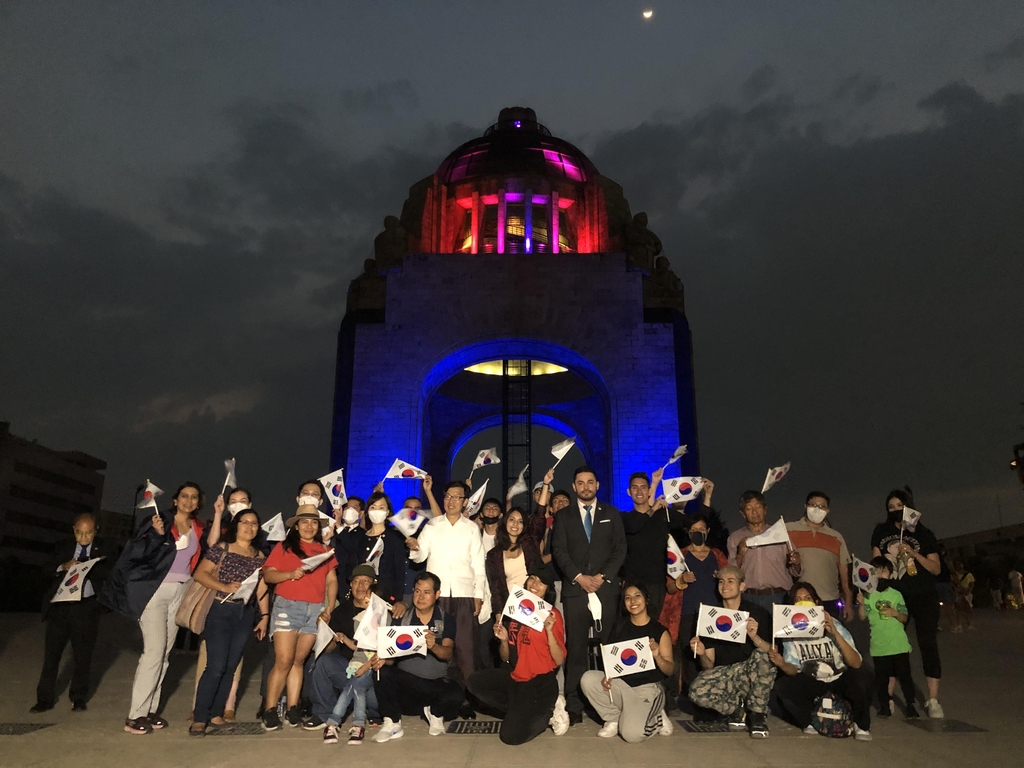 '한·멕시코 수교 60년 기년' 태극 빛깔의 멕시코 혁명기념탑
