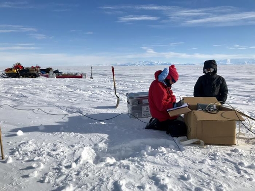 윌런스 빙하류에서 자기지전류탐사로 지하수를 확인 중인 연구팀