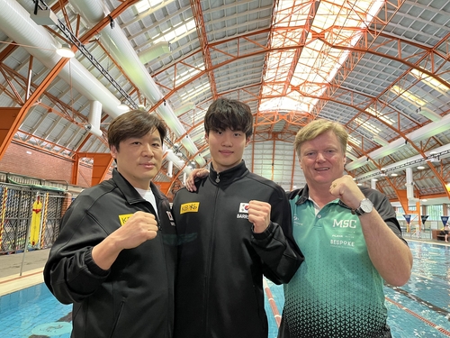 황선우(가운데)와 이안 포프(오른쪽), 전동현 경영 대표팀 코치.