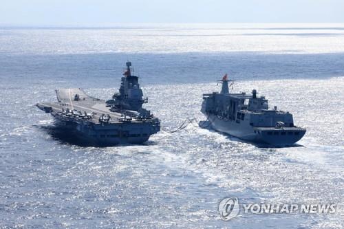중국 항공모함 랴오닝함(왼쪽)