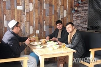 "부부도 식당선 따로 식사해야"…갈수록 엄격해지는 탈레반