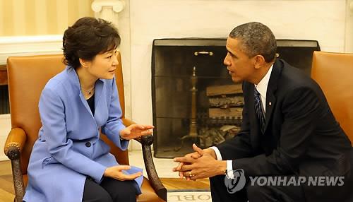 2013년 5월 백악관에서 열린 한미 정상회담에서 박근혜 대통령과 버락 오바마 미국 대통령이 이야기하고 있다. [연합뉴스 자료사진] 