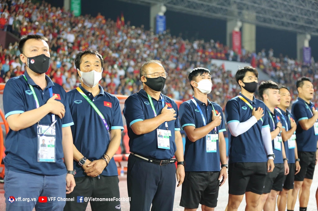 말레이시아와 준결승에 앞서 국민의례를 하는 박항서 감독(왼쪽에서 세 번째)