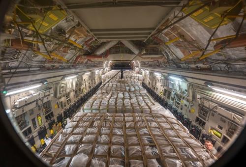 미 군용 수송기 C-17에 실린 네슬레의 분유