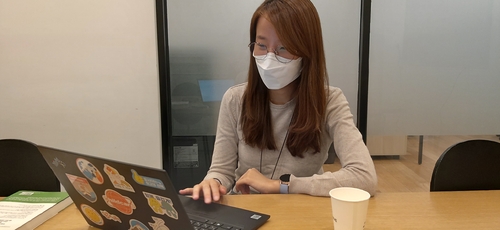 정지예 맘편한세상 대표가 지난 19일 서울 강남구 사무실에서 마스크를 쓴 채 인터뷰에 응하고 있다. 