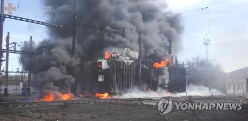 미사일 공격받고 불타는 우크라이나 기차역 변전소