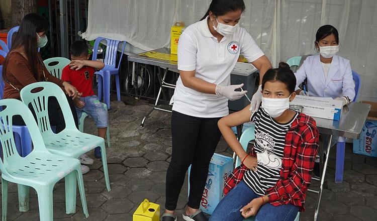 코로나19 백신을 맞는 캄보디아 시민