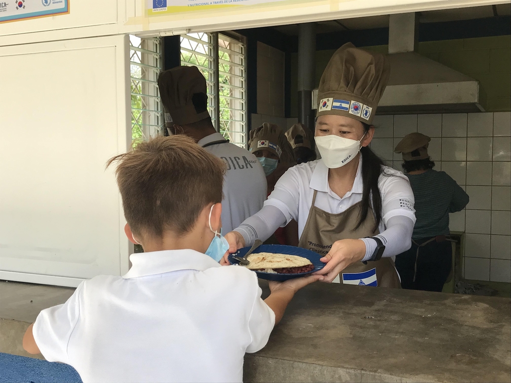 니카라과 초등학생이 급식을 받는 장면