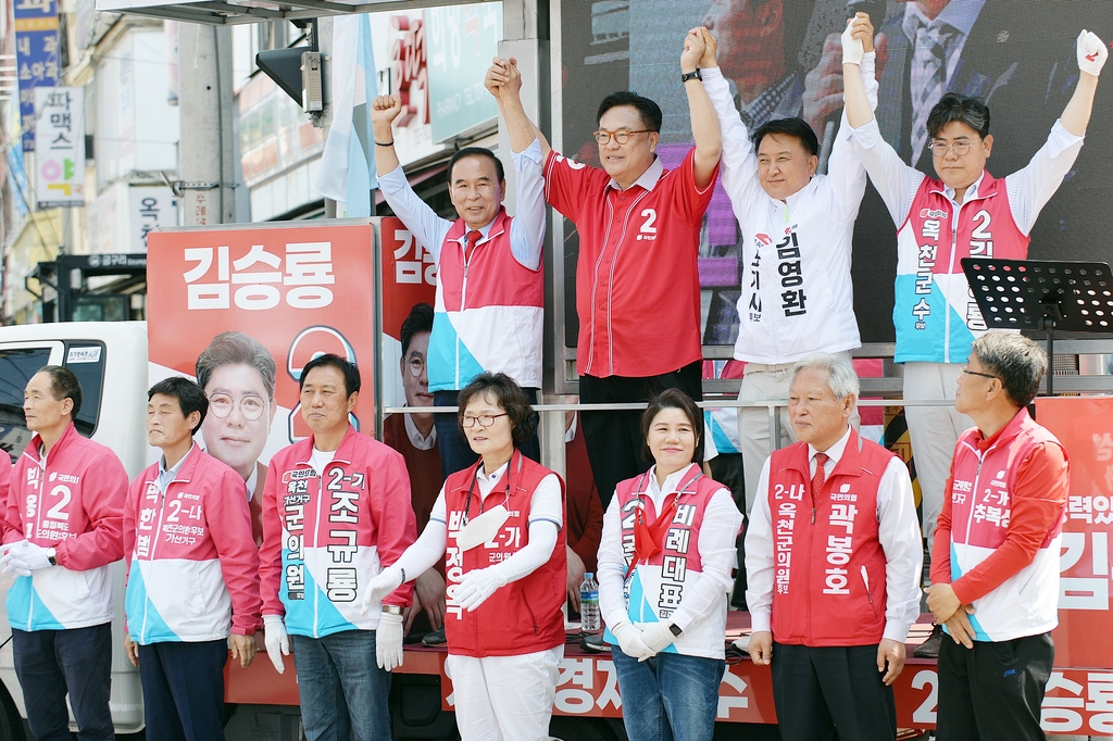 김 후보가 25일 정진석 국회부의장의 지원 속에 옥천에서 합동유세를 하는 모습 