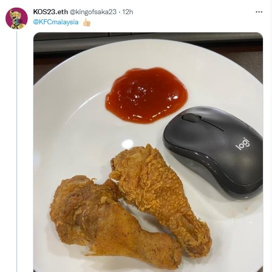 말레이시아 고객이 KFC 치킨이 너무 작다며 마우스와 비교해 올린 사진