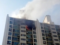 김포 아파트 12층서 불…1명 화상·3명 연기흡입
