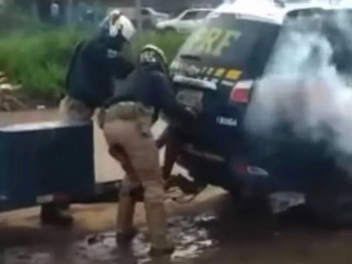(서울=연합뉴스) 브라질에서 한 흑인 남성이 경찰 차량 트렁크에 갇혀 가스에 질식사하는 영상이 소셜미디어(SNS)로 퍼지며 공분을 사고 있다. 2022.5.27 [유튜브 영상 캡처. 재판매 및 DB 금지]