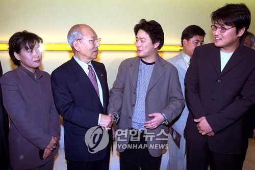 '공동경비구역 JSA' 촬영 당시 박찬욱 감독(가운데)과 배우 송강호(제일 오른쪽)