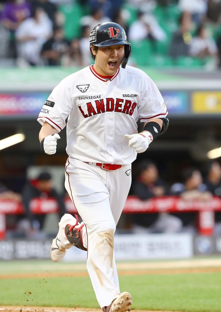 홈런 치고 기뻐하는 SSG 최정