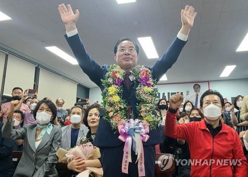 하윤수 부산교육감 후보 두팔 번쩍