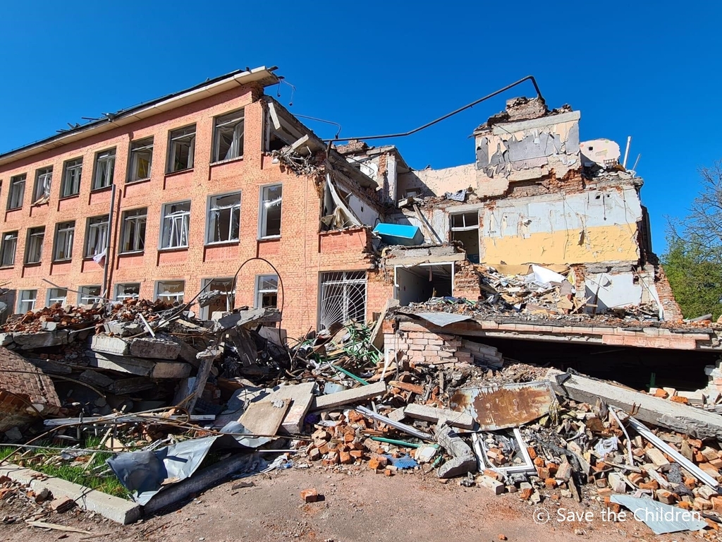 우크라이나 북부 체르니히프의 한 학교가 폭격으로 파괴됐다. [세이브더칠드런 제공]