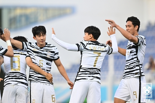 조영욱(오른쪽 두 번째) 득점에 기뻐하는 한국 선수들