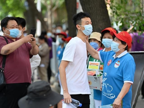 마스크 쓰고 고사장으로 들어가는 중국 수험생