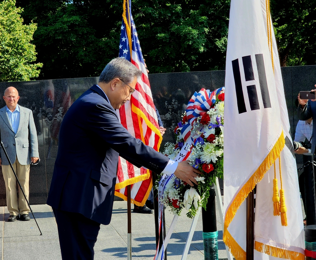한국전 참전 기념비 헌화하는 박진 장관