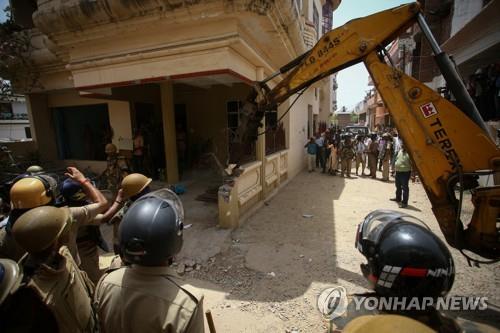 인도 우타르프라데시주에서 무슬림 '시위 주모자'의 집을 철거하는 당국.