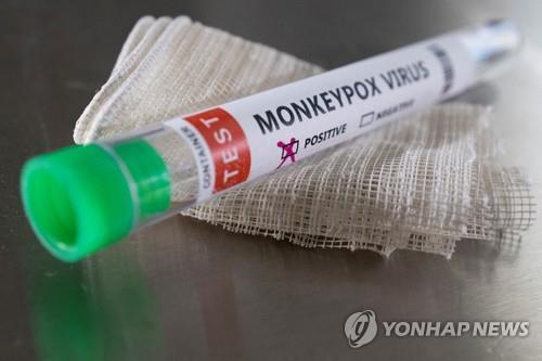 원숭이두창 양성이 표시된 테스트기