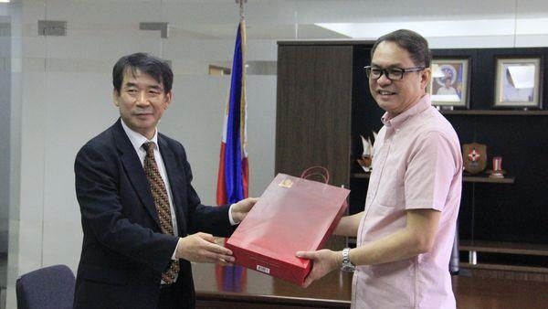 김성재 본부장(왼쪽)이 필리핀 POEA 청장에게 선물을 전달하는 장면