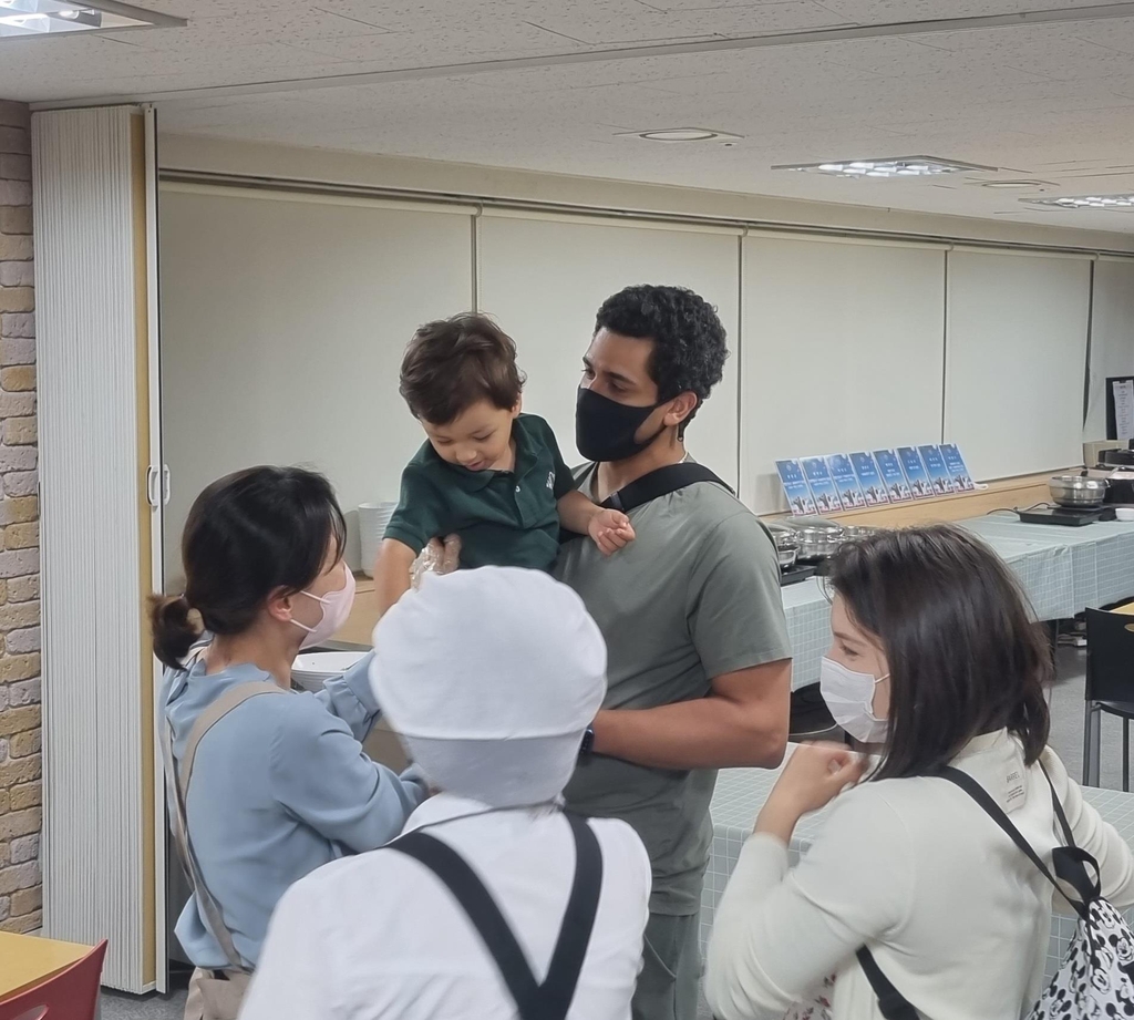 영양사들과 작별 인사하는 쿠에바스