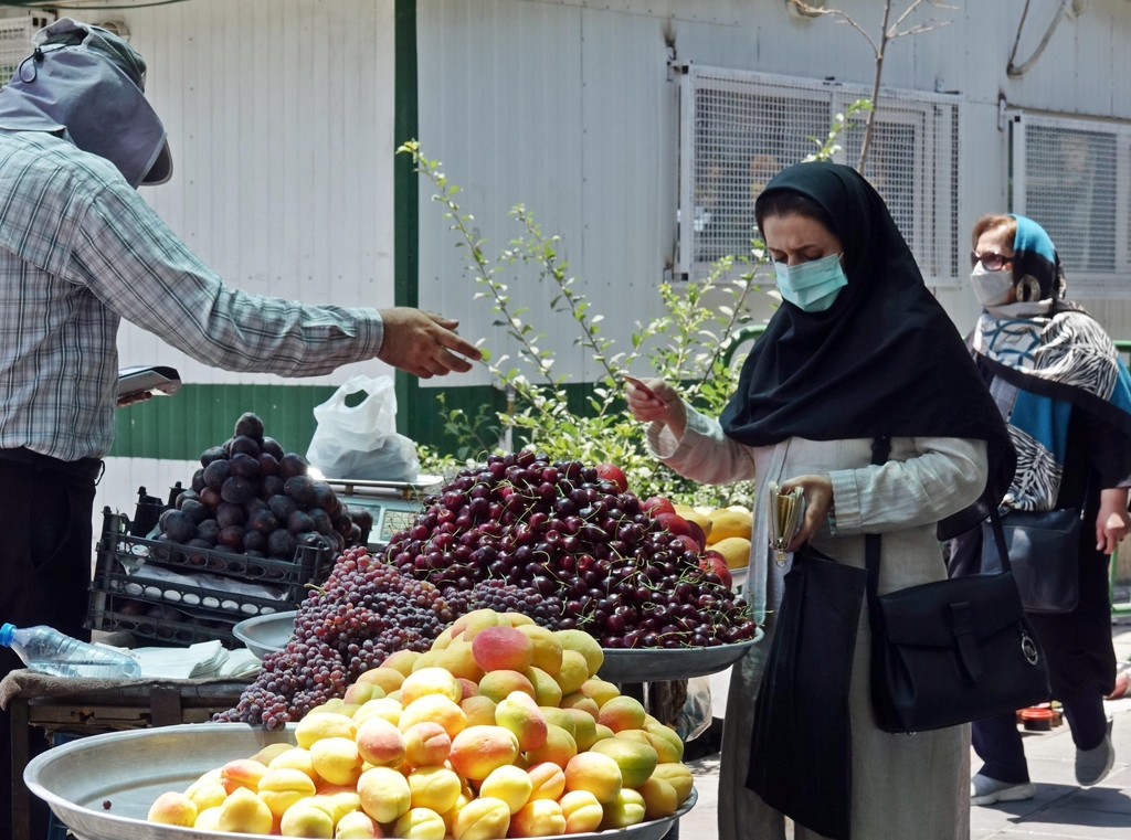과일 사는 테헤란 시민