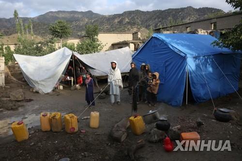 강진이 발생한 아프간 파크티카주의 마을에 설치된 천막.