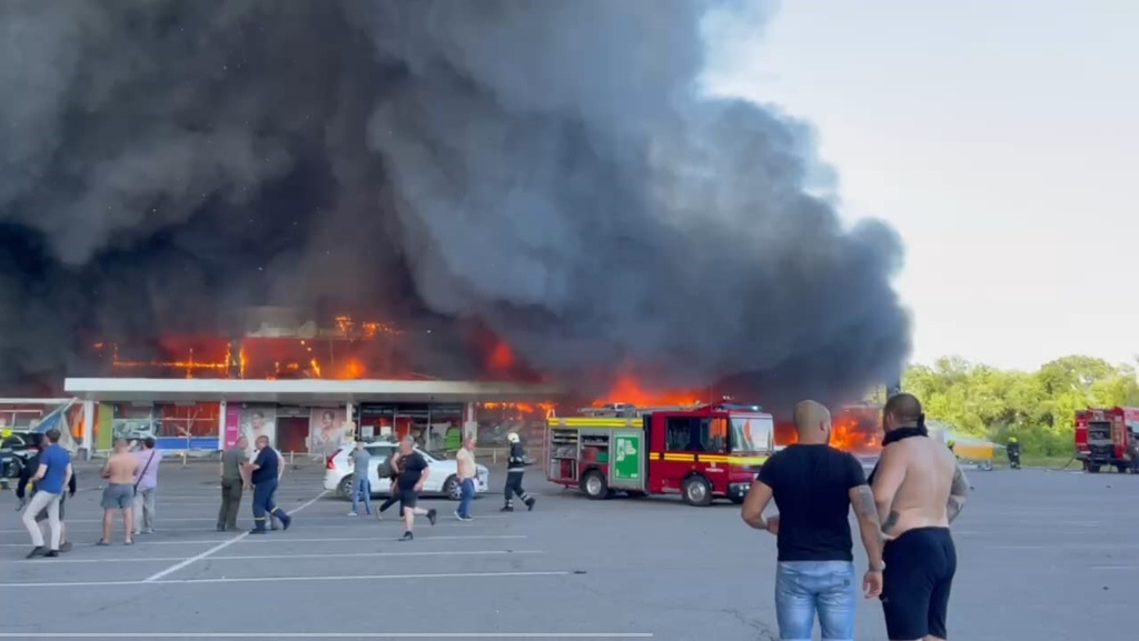 러시아의 미사일 공격으로 화염에 휩싸인 우크라이나 크레멘추크의 쇼핑센터