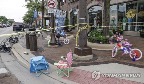 미국 시카고 교외 독립기념일 퍼레이드에서 총격사건 후 현장에 버려진 유모차와 의자, 자전거[EPA=연합뉴스]