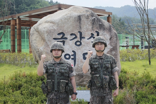 육군 22사단 금강산여단 장창민 상병(왼쪽)과 이길희 중사