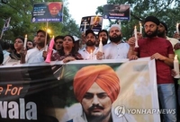쌍권총 들고 인도 유명 래퍼 무차별 총격한 10대 체포