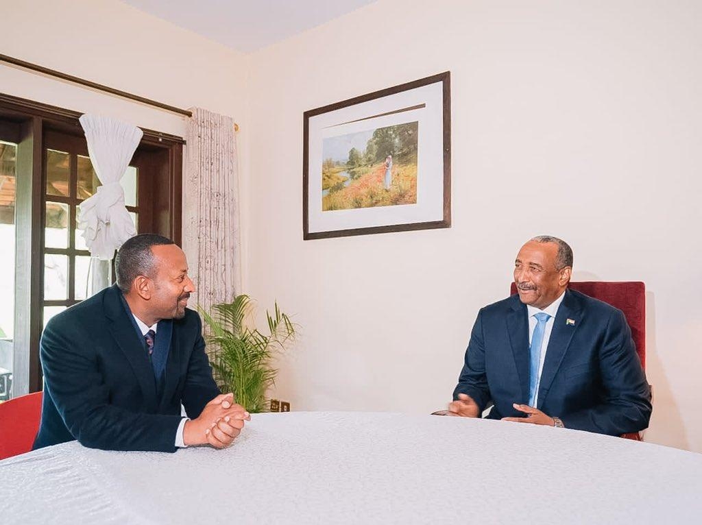 웃으며 얘기하는 아비(왼쪽) 에티오피아 총리와 부르한 수단 군정 지도자