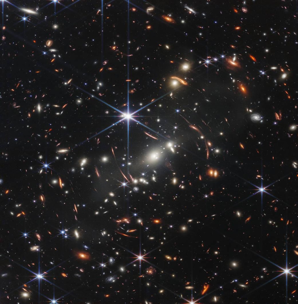 웹 망원경의 '첫빛' 첫 이미지로 공개한 은하단 'SMACS 0723'
