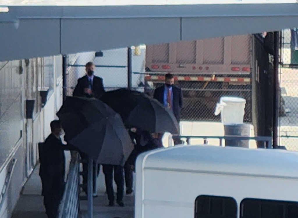 "얼굴 노출 말라"…철통 보안 속 미국에 입국하는 김규현 국정원장