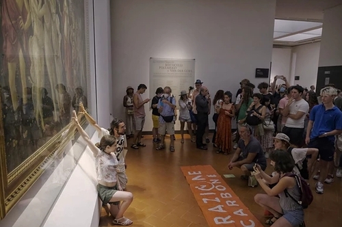 22일(현지시간) '울티마 제네라치오네'가 이탈리아 우피치갤러리에서 벌인 시위현장