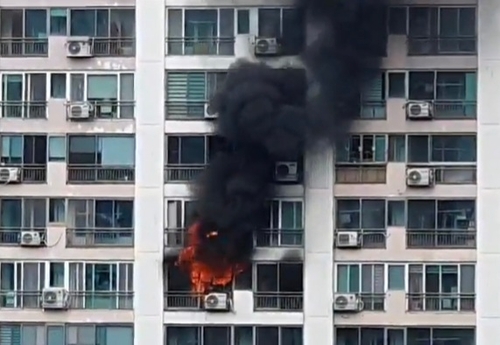 대구 아파트서 불…주민 4명 연기 흡입