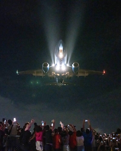 [대만 자유시보 캡처. 재판매 및 DB 금지] 낸시 펠로시 미국 하원의장이 탄 비행기가 2일 밤 대만 쑹산공항에 착륙하는 모습을 대만 시민들이 촬영하고 있다. 