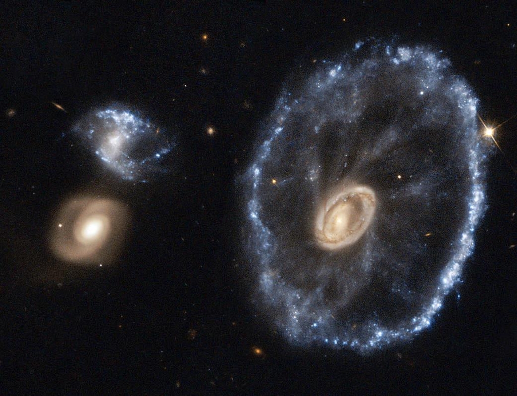 허블 우주망원경이 2018년에 포착한 수레바퀴 은하 이미지 