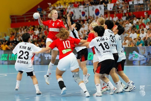 한국과 덴마크의 결승전 경기 모습. 